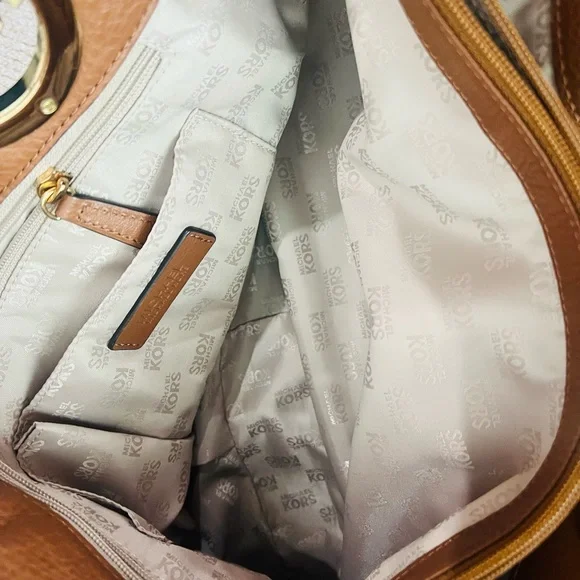 Michael Kors Tan Shoulder Bag with Gold Hardware - Picture 4 of 6